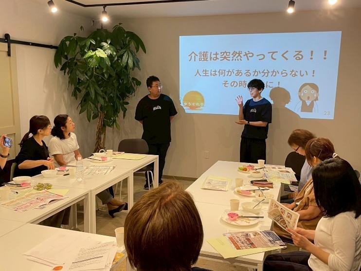 参加者とスタッフが交流する様子