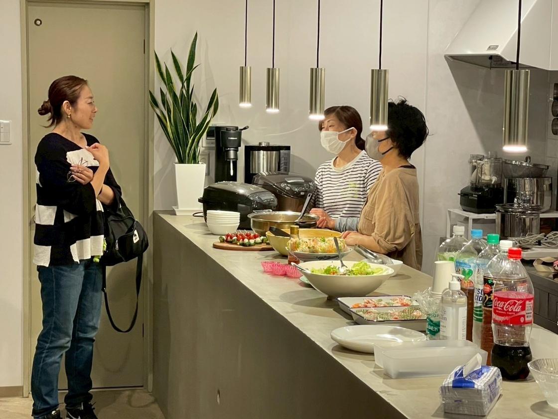 夕食を楽しみながらのサービス紹介